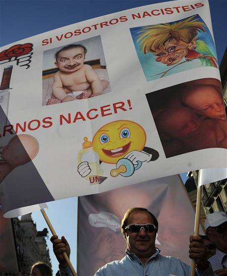 Mu drí plakát s karikaturami pedních panlských politik. Proti potratm demonstrovaly desetitisíce panl.